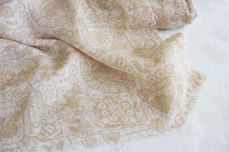 LINNETリネンプリント <br />
        ガーゼ ルーマニアのテーブル　インド茜×ベージュ